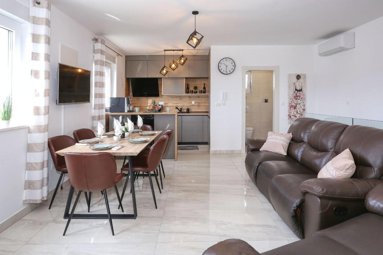 Luxury Apartment Isabell Zaton  Extérieur photo